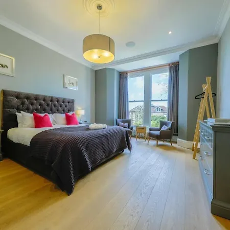 Elegant 2-bed Luxury - Prime Location