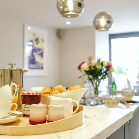 Elegant 2-bed Luxury - Prime Location