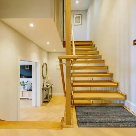 Elegant 2-bed Luxury - Prime Location Apartman *