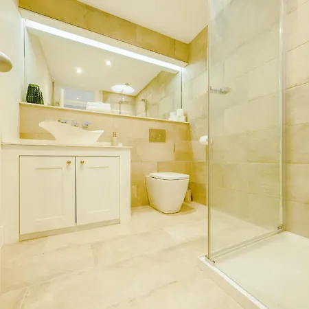 Διαμέρισμα Elegant 2-bed Luxury - Prime Location