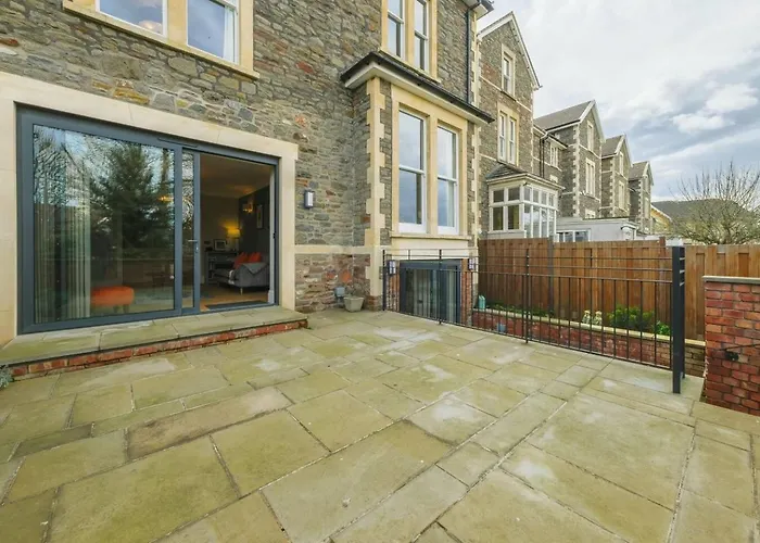 Elegant 2-bed Luxury - Prime Location