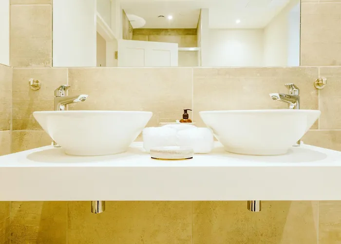 Elegant 2-bed Luxury - Prime Location Бристоль