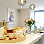 Elegant 2-bed Luxury - Prime Location
