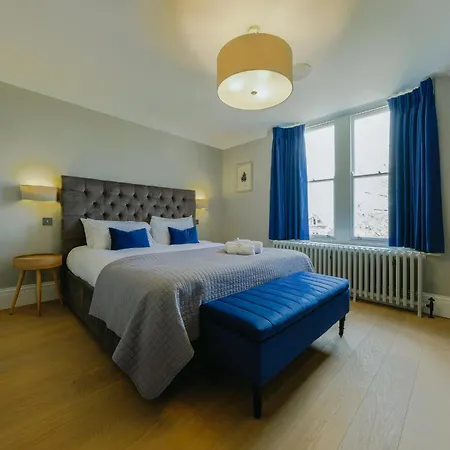 Elegant 2-bed Luxury - Prime Location 아파트