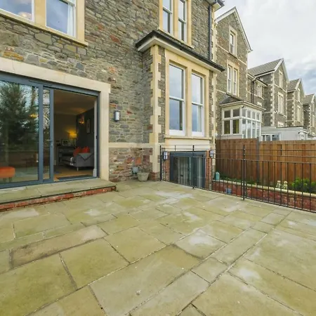 Elegant 2-bed Luxury - Prime Location