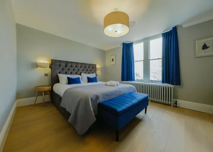 Elegant 2-bed Luxury - Prime Location Apartmán