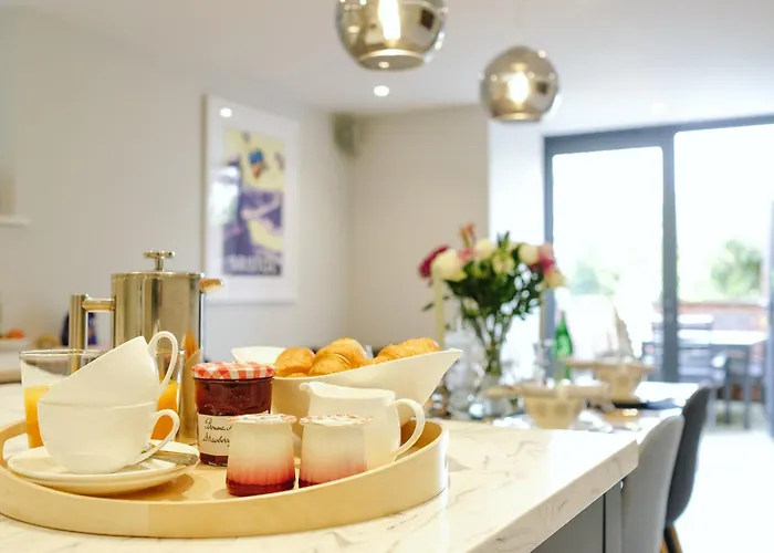 Elegant 2-bed Luxury - Prime Location