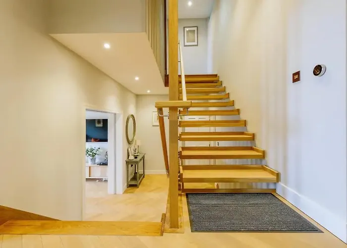 Elegant 2-bed Luxury - Prime Location Apartmán *